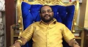 सूखे से जूझ रहे महाराष्ट्र के नेता गोल्डन मैन 4 किलो सोने की शर्ट  में जगमग
