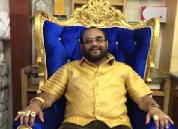सूखे से जूझ रहे महाराष्ट्र के नेता गोल्डन मैन 4 किलो सोने की शर्ट  में जगमग