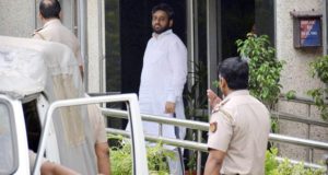 AAP MLA Amanatullah got bail from DC,okhla supporters warmely welcomes their leader
