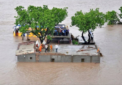 गुजरात में बारिश का क़हर , घरों की छतों तक पहुंचा पानी, 70 की मौत ,25 हजार बचाए गए,