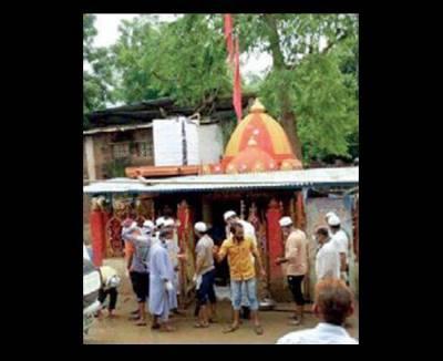 Jamiat’ workers clean Gujarat flood-hit temples and mosques both