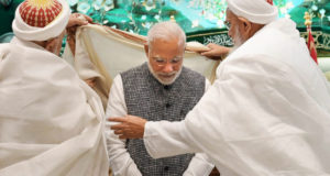 दाऊदी बोहरा धर्मगुरू के दरबार में मोदीः बेहूदगी की हद