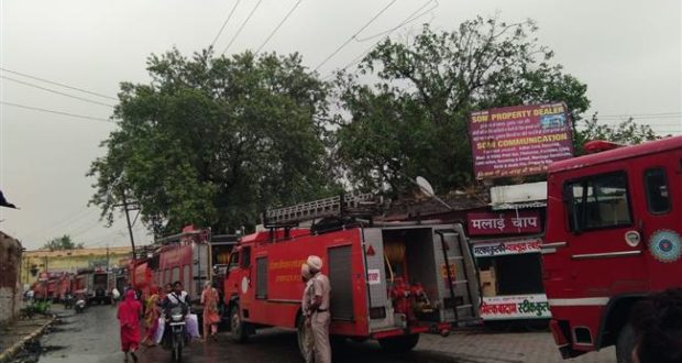 दिल्ली भीषण आग के मुतास्सिरीन को केजरीवाल का मदद का ऐलान :Update