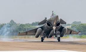 फ्रांस से तीन और राफ़ेल लड़ाकू विमान गुजरात में जामनगर के वायु सेना केन्द्र पहुंचे
