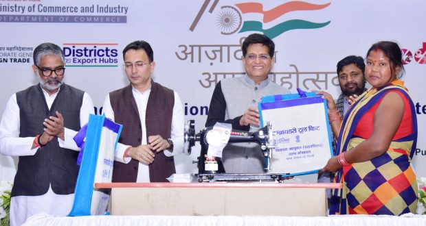 Shri Piyush Goyal interacts with exporters and artisans in Lucknow