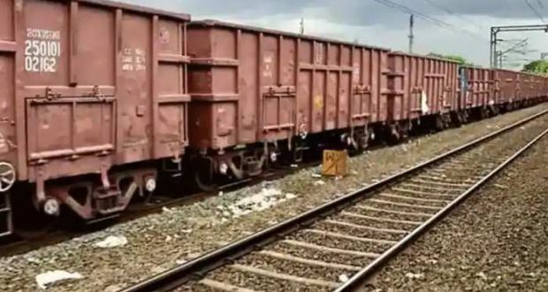 रेल की पटरी पर गिरी मासूम बच्ची ,जान बचाने कूद पड़ा मुहम्मद महबूब , यात्री सकते में