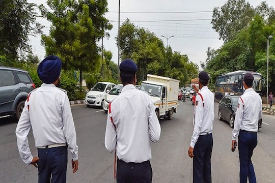 आज से दिल्ली में लागू हुआ लेन ड्राइविंग, नियम ना मानने वालों को भरना पड़ेगा भारी-भरकम जुर्माना