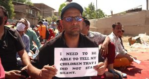 राहुल भट्ट की हत्या के बाद कश्मीर में फूटा लोगों का गुस्सा, पुलिस का लाठीचार्ज