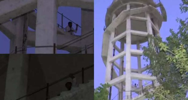 राहुल गांधी के समर्थन में एनएसयूआई के दो कार्यकर्ता पानी की टंकी पर चढ़े