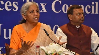 भारतीय रुपया हर दिन अपने निचले स्तर को छू रहा, वित्त मंत्री ने दिया ये बड़ा बयान.