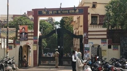 ज्ञानवापी: श्रृंगार गौरी के नियमित दर्शन और अन्य देव विग्रहों को संरक्षित करने को लेकर अदालत में सुनवाई शुरू.