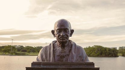 टोरंटो के रिचमंड हिल में तोड़ी गई महात्मा गांधी की प्रतिमा, भारतीय दूतावास ने दी जानकारी.