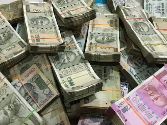 अमेरिकी डॉलर के मुकाबले रुपया 3 पैसे गिरकर 79.62 पर आया