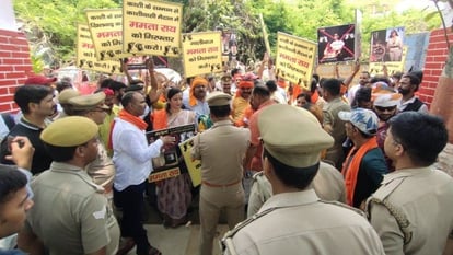 यूट्यूबर और नगर निगम की पूर्व ब्रांड एंबेसडर ममता की गिरफ्तारी को लेकर लोग काशी की सड़कों पर उतरे.