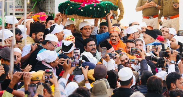 कांग्रेस अध्यक्ष खड़गे की ओर से इमरान प्रतापगढ़ी ने पेश की चादर