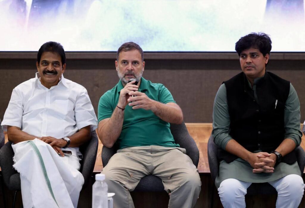 माइनॉरिटी एडवाइजरी काउंसिल की बैठक में राहुल गाँधी बात करते हुए