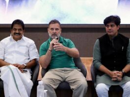माइनॉरिटी एडवाइजरी काउंसिल की बैठक में राहुल गाँधी बात करते हुए