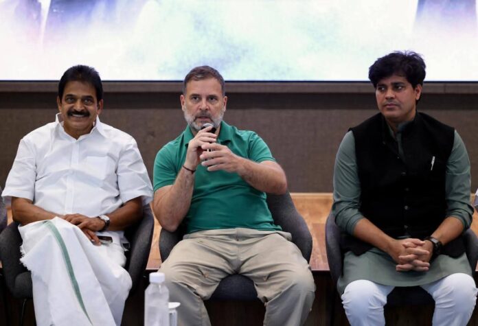 माइनॉरिटी एडवाइजरी काउंसिल की बैठक में राहुल गाँधी बात करते हुए