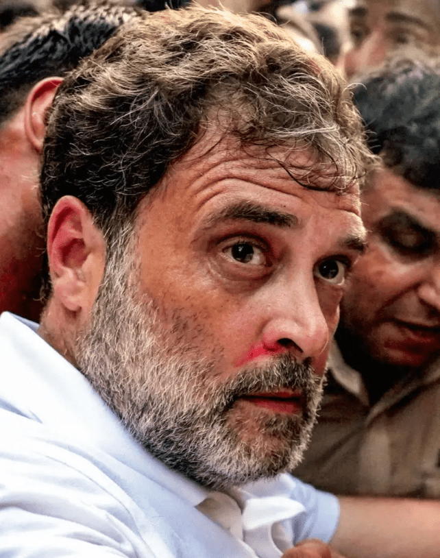 धरने पर बैठे राहुल
