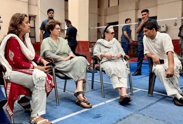rahul gandhi detained