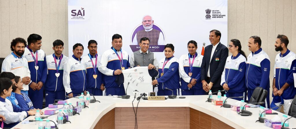 sports-mandaviya-felicitates-cwg-medallists
