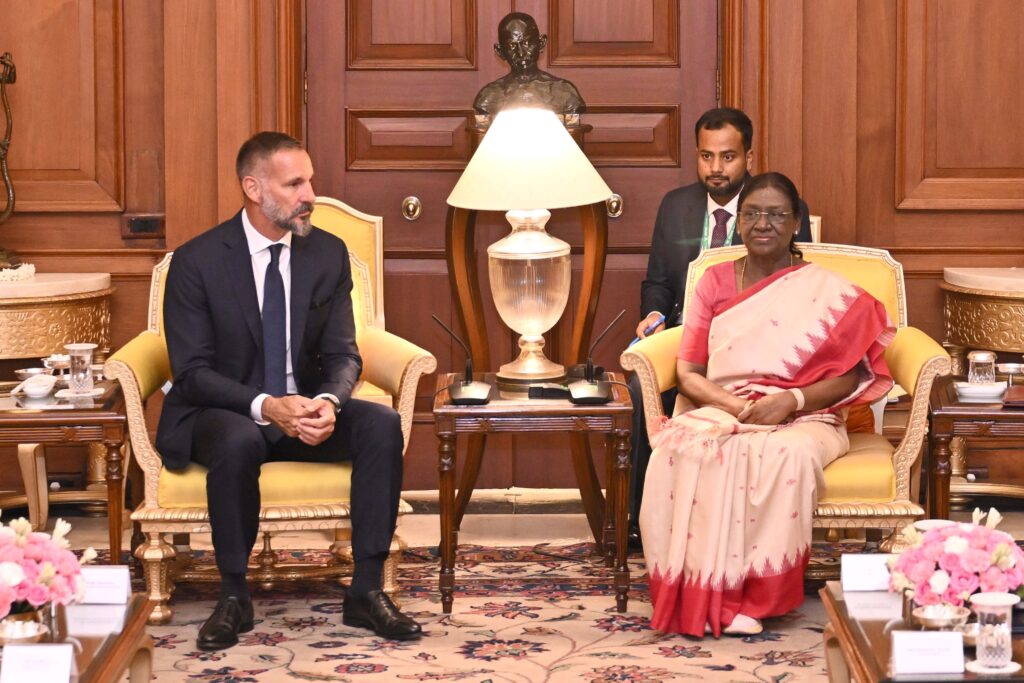 murmu-hosts-prince-rahim-aga