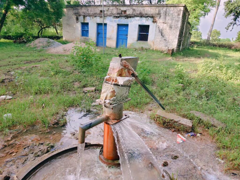 up-handpump-spewing-water-with-out-pressure