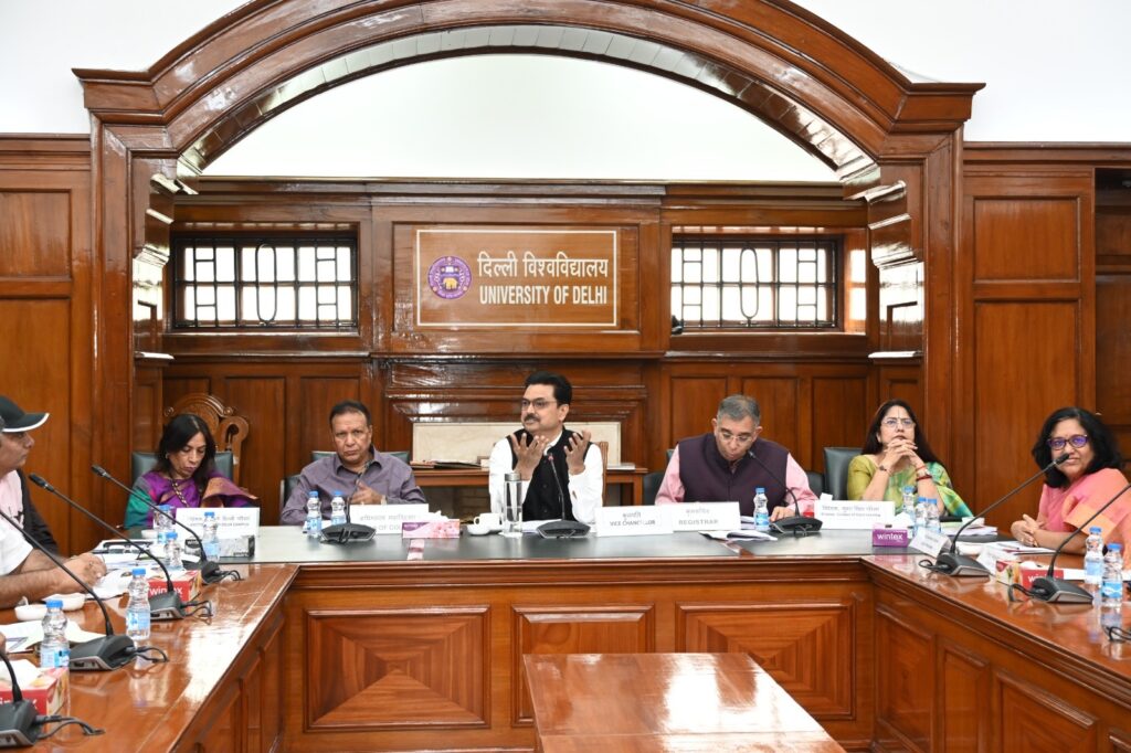 du-ec-1284-meeting-new-hostels