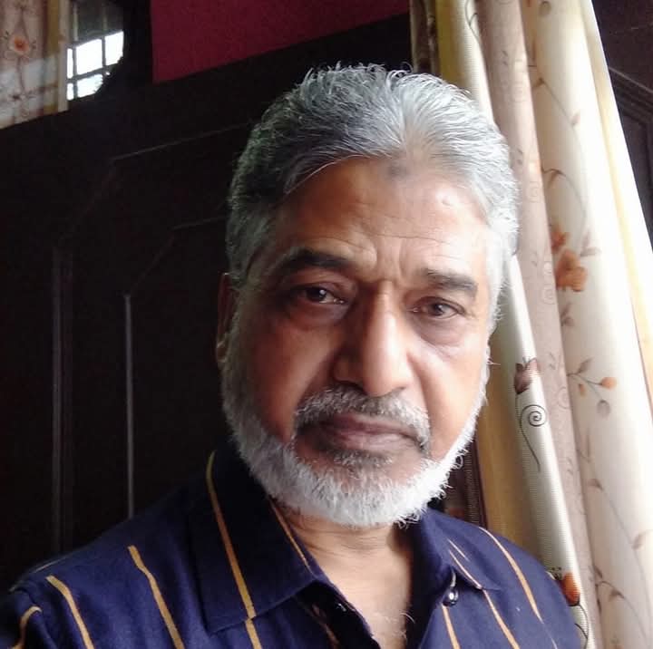 मंज़िलो की आस रखिये और चलिए। हौसला बिंदास रखिये और चलिए।। खामियां भी जानना तो है ज़रूरी। आइना इक पास रखिये और चलिए।।
